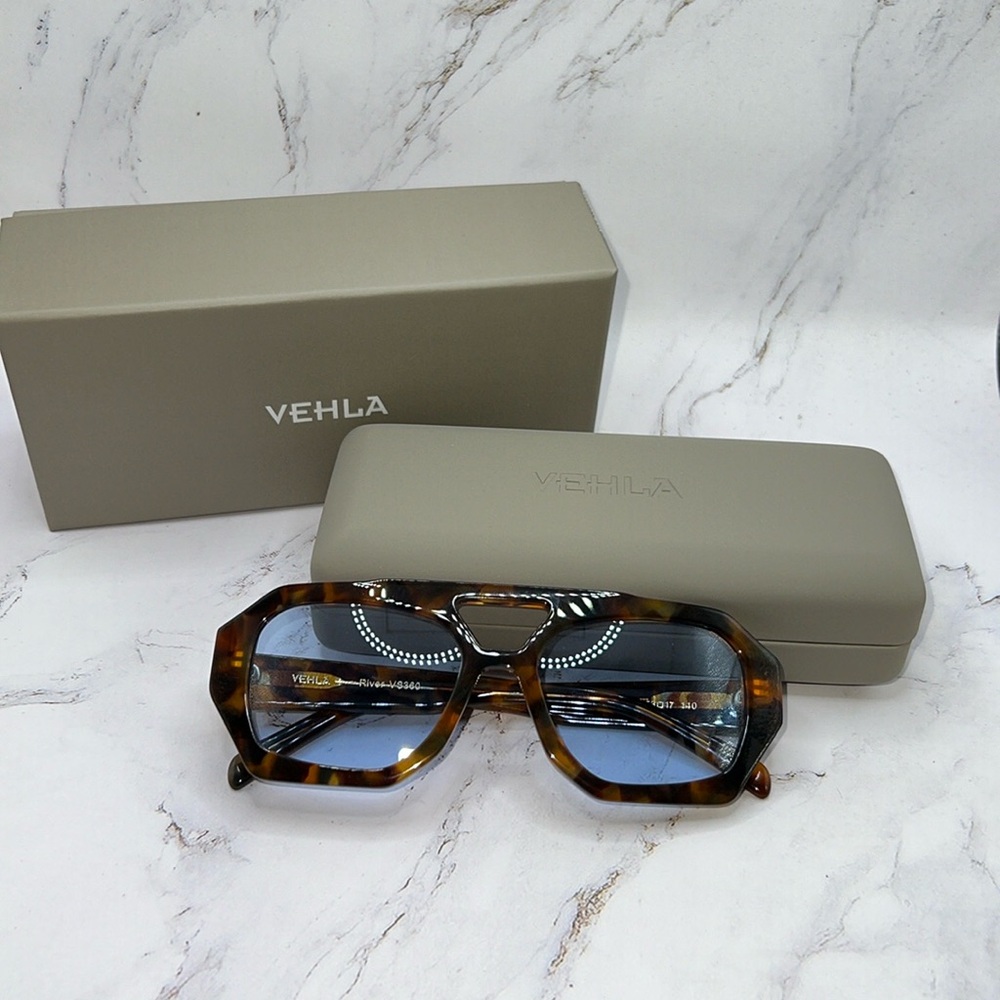 VEHLA Tortoiseshell Frame Sunglasses with Blue Tint Lenses
*No box/ Just case*